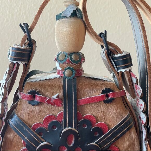Vintage Hungarian Folk Art Wooden Horsehair Covered Canteen Flask Leather Strap - Picture 3 of 16